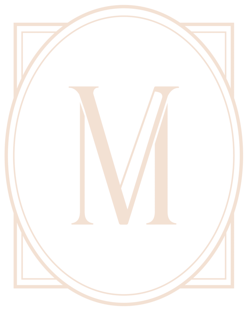 Logo Monogramme M Élégant Beige | Design Minimaliste Monogramme élégant avec la lettre M beige dans un double cadre ovale et rectangulaire.